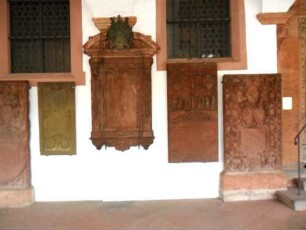 Stiftskirche-Langhaus im Westen - Ansicht im Norden am Hauptportal - Epitaphien an der Wand in Übersicht (mit Ornamentik und Textkartuschen sowie Personendarstellung)