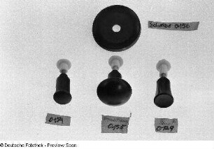 Unterlegscheibe (Modell 0156) und drei Möbelknäufe (Modell 0154), (Modell 0155) (1981; VEB Metallwaren Naumburg)