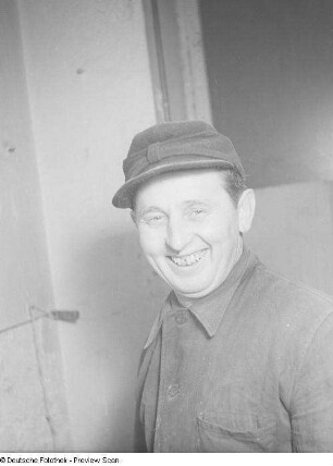 Porträt eines Arbeiters auf der Baustelle Doktor-Hermann-Duncker-Straße