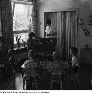 Kindergärten (Großschaukel, Beschäftigung, Spiel, Haare schneiden, Säuglinge)