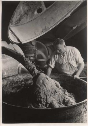 Großbäckerei Busch. Bäcker an der Knetmaschine