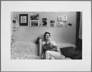 Delphine Brox auf einem Sofa sitzend, Bremen