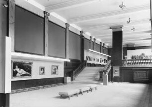 Venezianische Malerei 15.-18. Jahrhundert : Dresden, Tzschirnerplatz 2. Albertinum. Klingersaal während der Ausstellung "Venezianische Malerei 15.-18. Jahrhundert, 25. April - 25. Juni 1968"