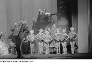 Szene des Theaterstücks "Peterchens Mondfahrt" im Theater der Jungen Welt