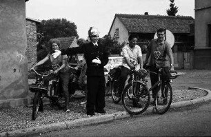 Seltz: ausgestopfter Feuerwerhrmann, mit Gruppe Radfahrern