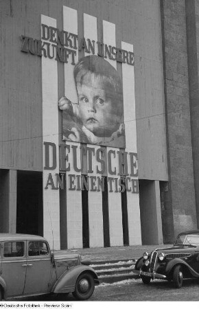 Propaganda-Plakat der Nationalen Front an einem Gebäude