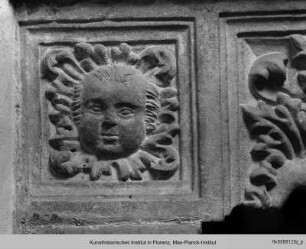 Baldachin : Konsolen mit Figuren und Reliefs von Köpfen