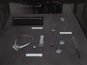 XIII. Triennale Mailand, Deutsche Abt., diverser Schmuck und Dose
