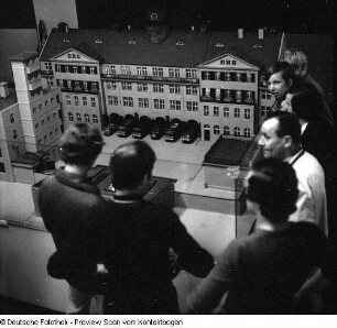 Feuerwache (Louisenstraße?), Feuerwehrautos, Ausstellung mit Modell der Feuerwache Louisenstraße, Feuerwehrleute mit Einsatzleiter Kaiser