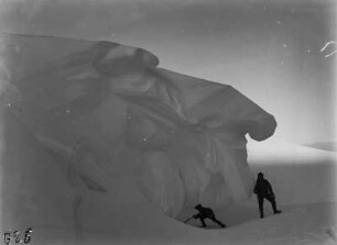 Wechten am Schmutzberg : Zwei Expeditionsmitglieder vor Schneeablagerungen (Wechten) am Plateauabbruch eines Berges.