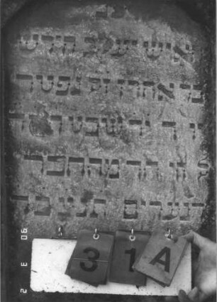 Grabstein 31 (Index: 99608715) Material: Sandstein Zustand: leicht verwittert Maße HxBxT: 119x64x13 cm Beschreibung: Stele mit Rundbogen, vertiefter Textteil: Grabstein 31A
