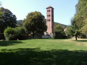 Hirsau-Kloster St Peter und Paul-Ansicht von Ostnordosten-Nordwestturm (Eulenturm) der Romanischen Klosterkirche über Klostermauer (Wehrgang nach 1692 nicht mehr ergänzt)