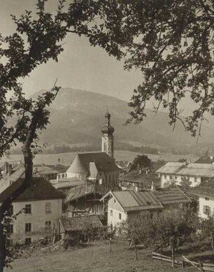 Reit im Winkl (Oberbayern). Ortsansicht. Bildmitte: Pfarrkirche St. Pakratius