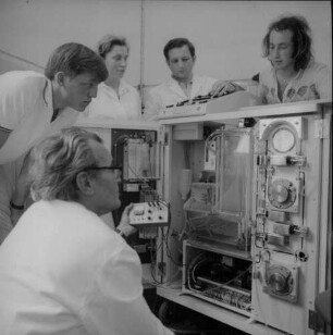 Hamburg-Bergedorf, Lohbrügger Kirchstraße 65. Hochschule für angewandte Wissenschaften. Studenten beim Praktikum am Dialysegerät