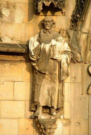 Statue linke Seite im Portal der Margarethenkirche