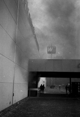 Großbrand beim Karlsruher Wertkauf-Center durch Explosion einer Propangasflasche.