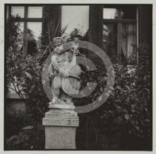 Putto mit Bratsche im Schlosspark Eckersdorf