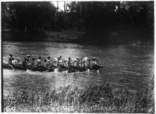 Ruderboot auf einem Fluss : Thailand. Blick auf einen Fluss mit Ruderboot, 1908/1913