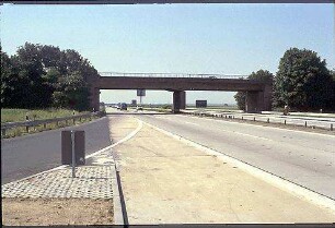 Ausfahrt Ost von Fahrbahn Ost (Karlsruhe Richtung Heidelberg): Brücke von Norden (gegen die Fahrtrichtung)
