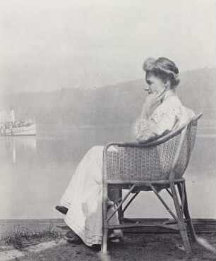 Frau in Korbsessel am Elbufer