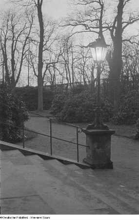 Blick in einen Teil der Parkanlage mit einer Laterne