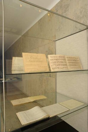 Ausstellungsvitrine mit Partituren (Cembalokonzert)