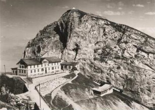 Schweiz. Pilatus. Bergstation Kulm. Hotel Belleveue und der 2122 m hohe Gipfel "Esel"