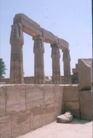 Ägypten. Karnak. Karnak-Tempel. Teilansicht der Kolonnade mit Papyrusbündelsäulen