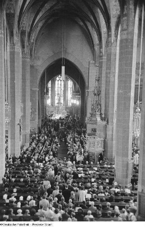 Besucher der Messe in der Thomaskirche zu Ehren Bachs