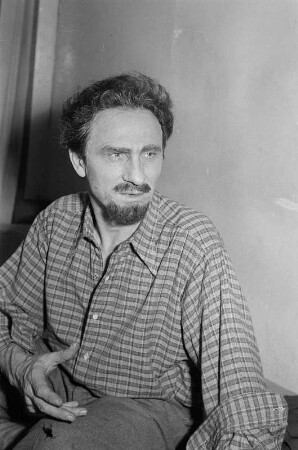 Szenenbilder aus dem Stück "Julius Fucik" von Juri Burjakowski am Deutschen Theater Berlin : Rollenporträt von Ernst Busch als Julius Fucik