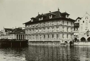 Zürich. Rathaus (1693/1698). Ansicht über den Limmat mit Rathausbrücke