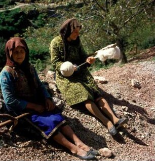 Peloponnes, Achaia. Frau mit Handspindel in Kompigadion