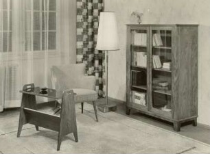 Bücherschrank : Wohn- und Arbeitszimmermöbel (1956; Entwicklungsstelle Radeberg - zum Teil nach Entwürfen von Schierz) in Ausstellungskoje