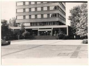 Rathaus, Berlin-Wedding: Vorplatz mit Blick auf den Eingang