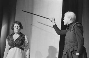 Szenenbilder aus "Die deutschen Kleinstädter", Schauspiel von August von Kotzebue. Volksbühne Berlin, 08.10.1976 (Premiere 10. Oktober 1976) : Mit Michael Gwisdek, Ursula Karusseit, Walfriede Schmitt, Werner Senftleben, Ruth Glöss, Marion van de Kamp, Wilfried Ortmann, Bodo Krämer, Erich Brauer, Harry Merkel, Klaus Mertens, Winfried Wagner, Karin Ugowski, Peter Marx