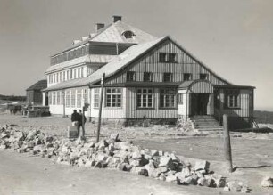 Polen. Riesengebirge. Baude (Schlesierhaus) am Koppenplan. Grenzstein