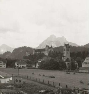 Füssen, Stadtansicht : Füssen (Ostallgäu). Stadtansicht mit Hohem Schloß und Kirche. Blick gegen Säuling von Nordwesten