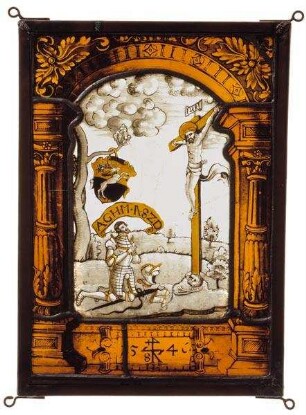 Stifterscheibe der Nürnberger Familie Albrecht (?) mit einem betenden Ritter vor einem Kruzifixus in architektonischer Rahmung. Linke Scheibe eines Diptychons (Gm.077)