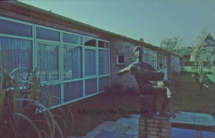Kreisaltenheim: Bronzeskulptur: Mann mit Akkordeon