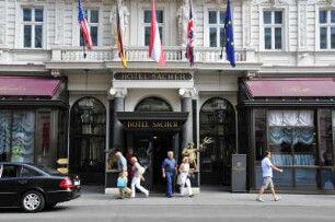 Hotel Sacher in Wien : Blick auf den Eingang zum Hotel Sacher. Aufgenommen in Wien am 2. September 2009