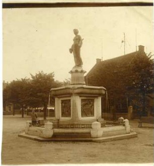 Marktbrunnen : Marktbrunnen. Metall, Stein (1912/13; C. Brose). Alt-Homberg, Bismarckplatz