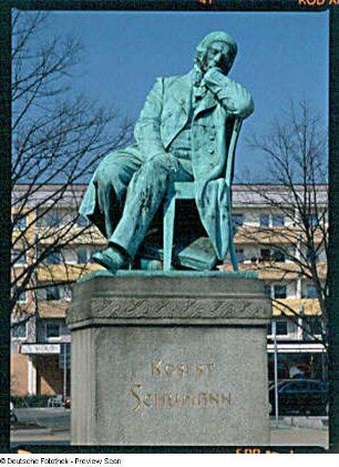 Denkmal für Robert Schumann : Denkmal für Robert Schumann. Bronze (1901; J. Hartmann). Zwickau, Hauptmarkt