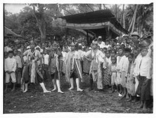 Batavia (Jakarta), Indonesien. Javanische Schauspielerinnen und Tänzerinnen (posierend) vor einheimischem Publikum und Touristen der Hapag anläßlich einer Aufführung des Wayang Wong (Schattenspiel ohne Masken)