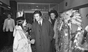 Gastspiel von Marie Versini und Pierre Brice anlässlich der Uraufführung des Films "Winnetou und sein Freund Old Firehand" in Karlsruhe.