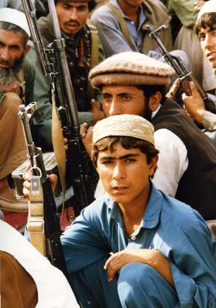 Junge afghanische Mudschahedin-Kämpfer in einem Flüchtlingslager in Pakistan, ca, 1987