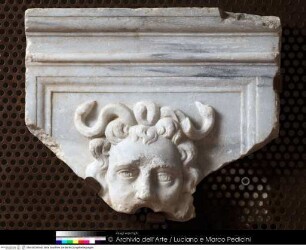Relief mit Medusenhaupt