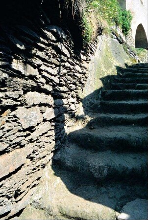 Weg zur Kirche, Stufen sind in den Naturstein gehauen
