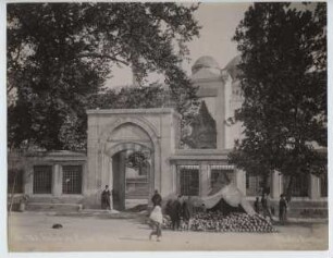 Sultan-Ahmed-Moschee (Blaue Moschee), Istanbul: Außenansicht, einer der äußeren Zugänge