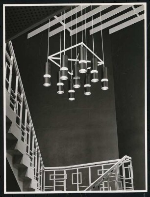 Stadttheater, Trier: Kronleuchter über Treppe