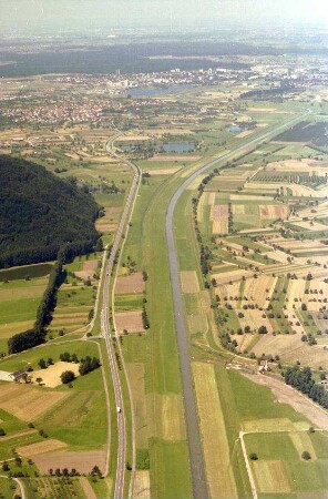 Unteres Kinzigtal mit Kinzig und B 3, Richtung Westen